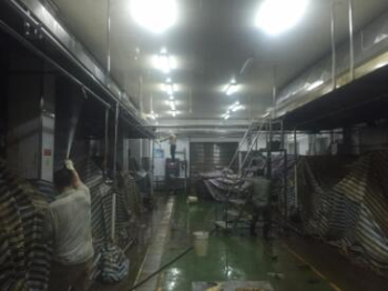 海底撈加工區清洗中.JPG